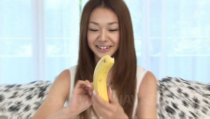 Серина Хайакава тренируется сосать на банане, а потом присасывается к члену