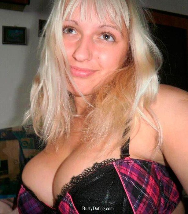 33-летняя блондиночка показывает свою грудь